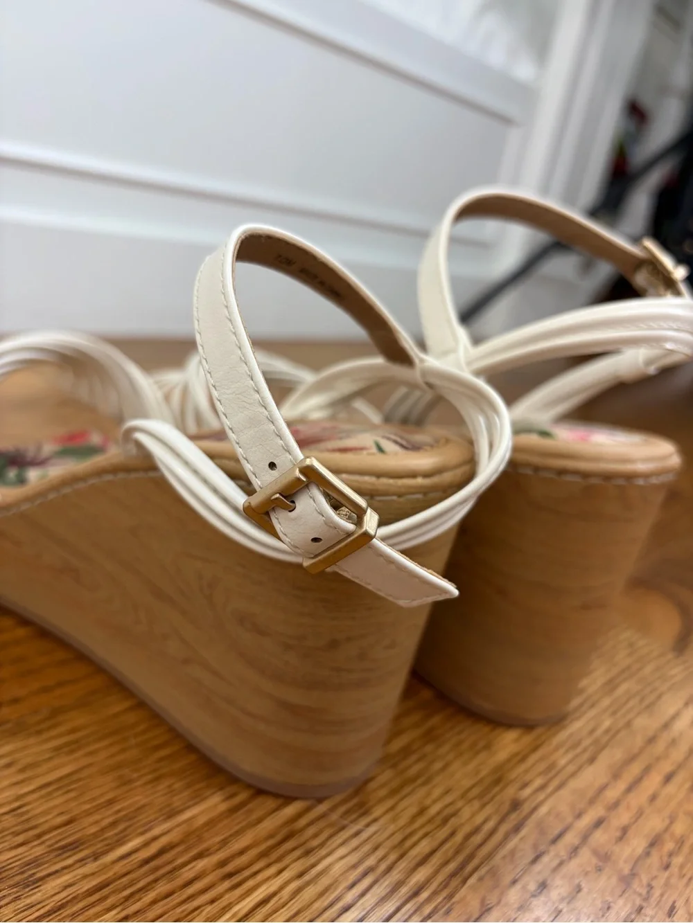 NWOB b.ø.c. Catalina White Wedge Sandals (10)